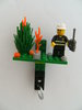 Schlüsselbrett aus Lego Steinen mit 1 Schlüsselanhänger, Feuerwehrmann