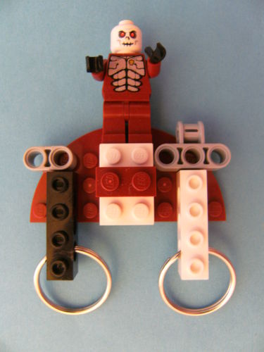 Schlüsselbrett aus Lego Steinen mit 2 Schlüsselanhängern, Mumie / Skelett