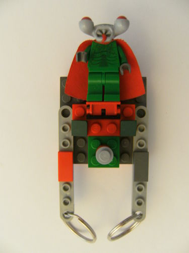 Schlüsselbrett aus Lego Steinen mit 2 Schlüsselanhängern, Ausserirdischer