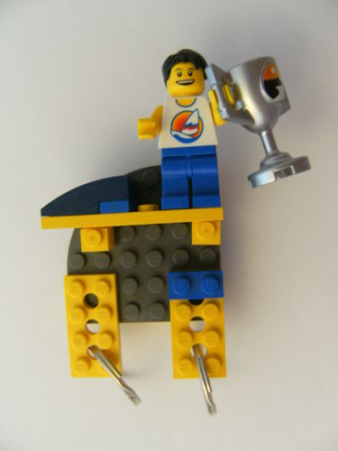 Schlüsselbrett aus Lego Steinen mit 2 Schlüsselanhängern, Surfer