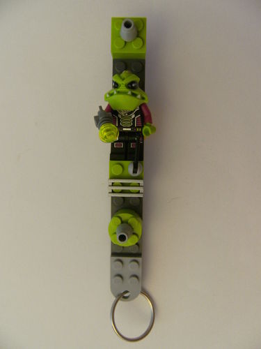 Schlüsselbrett aus Lego Steinen mit 1 Schlüsselanhänger, Ausserirdischer