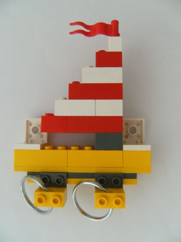 Schlüsselbrett aus Lego Steinen mit 2 Schlüsselanhängern, Segelschiff